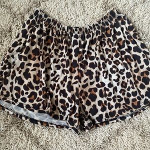 Leopard flowy shorts
